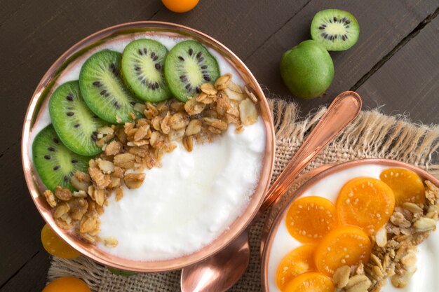 Yaourt naturel sain au muesli et aux fruits.