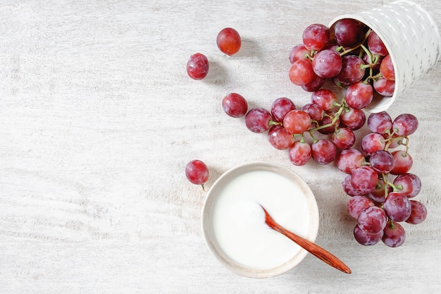 Yaourt et raisins rouges Petit déjeuner sain