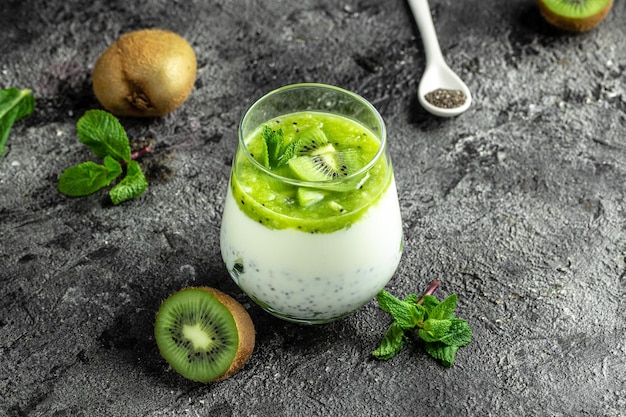 Yaourt sans lactose aux graines de chia, kiwi et menthe