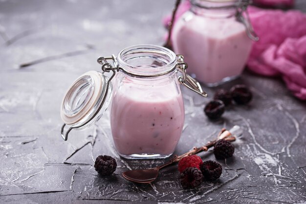 Yaourt sucré avec des baies dans un bocal en verre