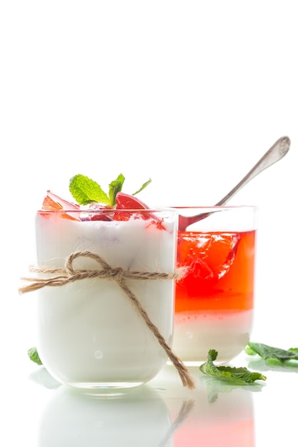 yaourt sucré fait maison avec des morceaux de gelée de fruits dans un verre