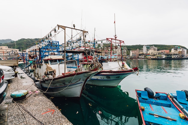 Yehliu port de pêche avec des bateaux de pêcheur flottant sur la rivière dans le village de pêcheur.