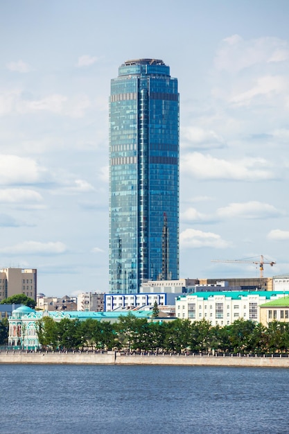 YEKATERINBURG, RUSSIE - 2 JUILLET 2016 : Vysotsky est un gratte-ciel à Ekaterinbourg. C'est le deuxième plus haut bâtiment de Russie et le bâtiment le plus septentrional de plus de 150 mètres de haut dans le monde.