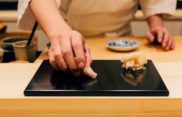 Yellowtail Amberjack Sushi servi à la main