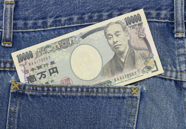 Yen japonais dans la poche de jeans, 10 000 yens