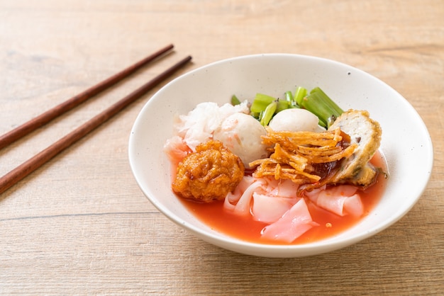 (Yen-Ta-Four) - Nouilles à la Thaïlandaise avec assortiment de tofu et boule de poisson dans une soupe rouge