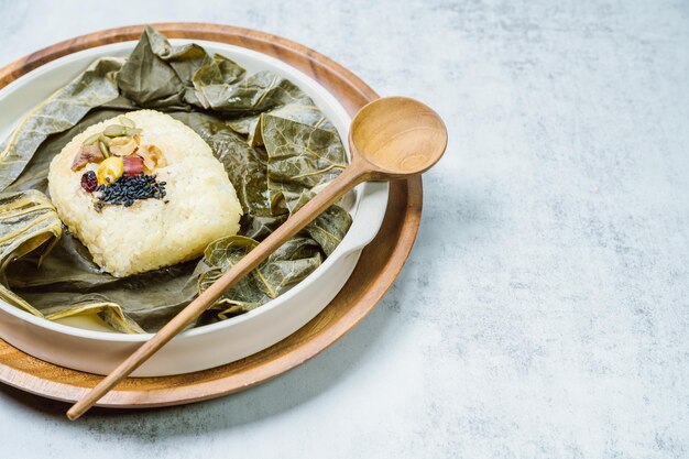 Yeonnipbap korean lotus leaf rice Riz gluant dattes et châtaignes enveloppées dans une feuille de lotus