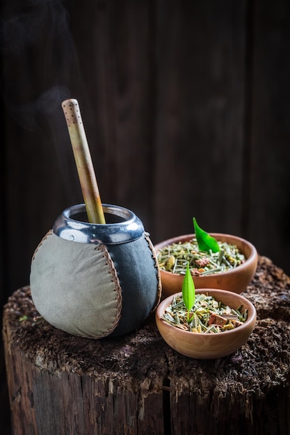 Yerba mate aromatique avec bombilla et calebasse