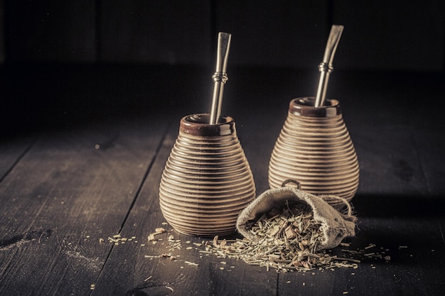 Yerba maté aromatique et savoureux à base de feuilles fraîches séchées