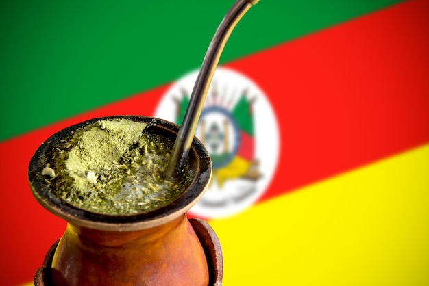 Yerba mate chimarrao mate tee avec fond de drapeau d'état Semaine Farroupilha des Gauchos