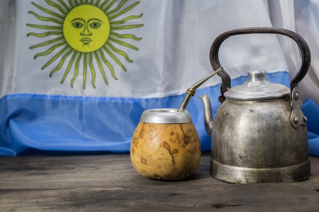 Yerba mate et dinde avec alfajores de fécule de maïs et dulce de leche. tradition argentine