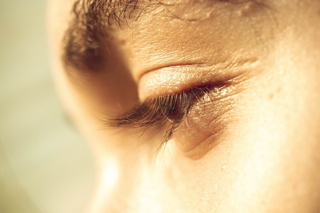 Les yeux du gars européen se bouchent