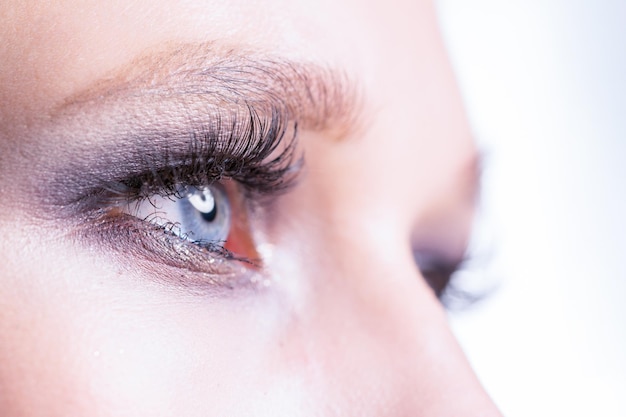 Yeux féminins se bouchent Maquillage doux pour les yeux