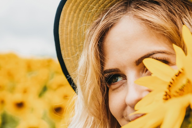 Yeux de filles près des tournesols.