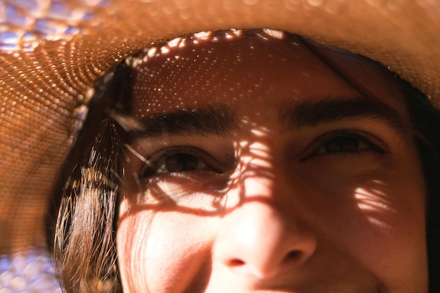 Photo des yeux heureux par une journée ensoleillée