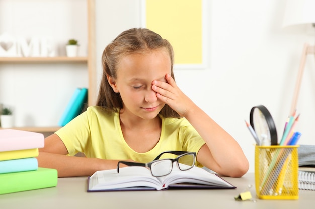 Photo les yeux des petites filles font mal à cause de ses lunettes problèmes de vision chez les enfants