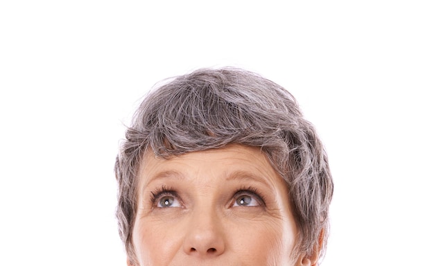 Yeux réfléchissants et femme âgée en studio avec une maquette pour le brainstorming ou la promotion sur fond blanc Questions de planification et vieille dame modèle curieux d'informations d'annonce ou d'offre d'affaire
