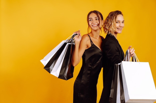 YJeunes femmes amies avec des sacs à provisions