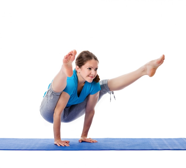 Yoga - belle jeune femme faisant du yoga asana exercice isolé