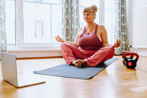 yoga bodypositive pour femme adulte en ligne à la maison