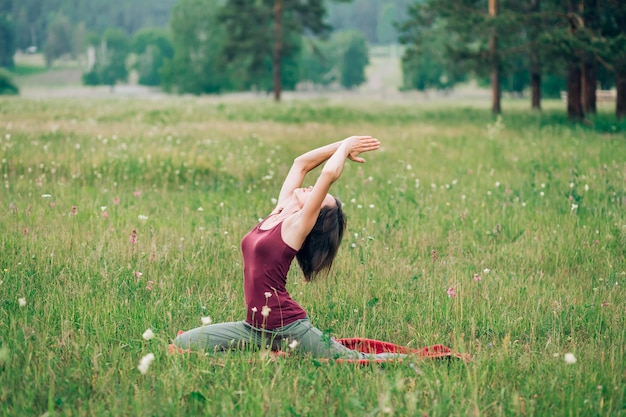 Yoga dans la nature, parc. Santé, sport harmonie relax concept. Jeune belle fille en haut de Bourgogne