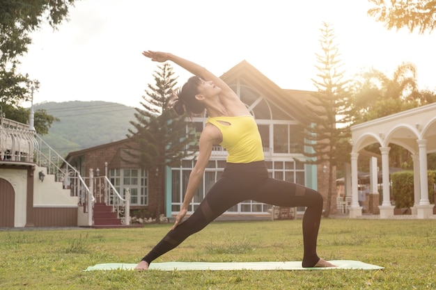 Yoga dans le parc