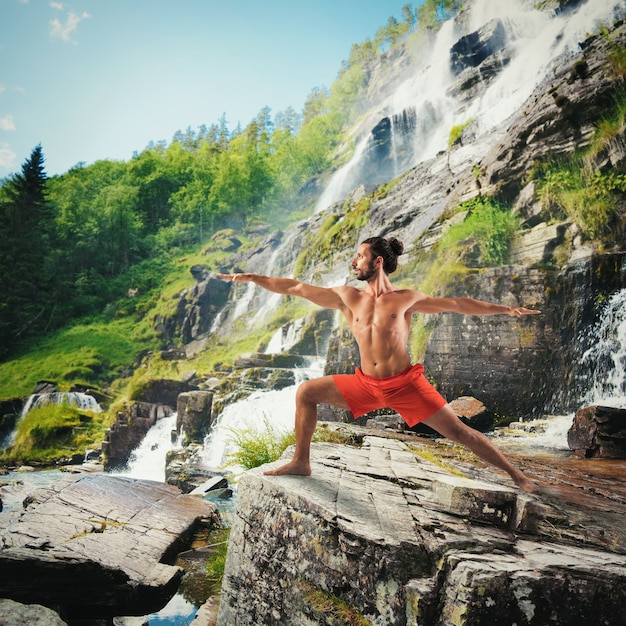 Yoga dans un paysage naturel avec cascade