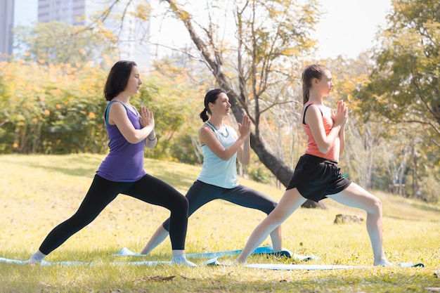 Yoga familial dans le parc