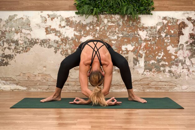 Yoga Femme debout dans Prasarita Padottanasana