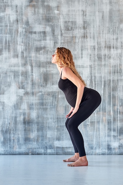 Yoga. Femme enceinte, pratiquer, yoga, méditation. Concept de mode de vie santé et soins bébé