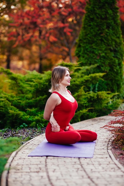 Yoga femme sur l'herbe verte
