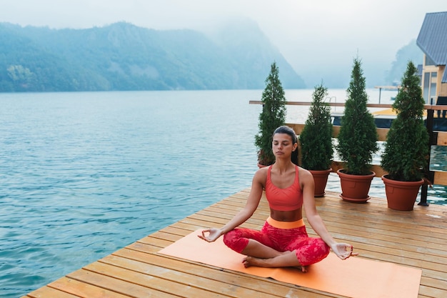 Yoga femme méditant le matin