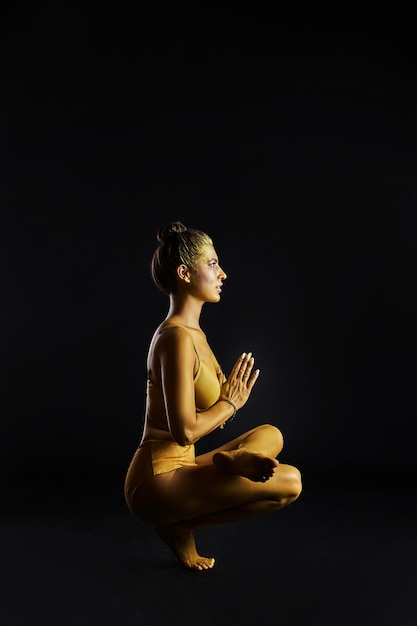 Yoga femme or corps pratiques spirituelles et physiques Judaïsme exercices corps et âme Fitness femme yoga Vie saine et équilibre naturel entre le corps et le développement mental Fond noir