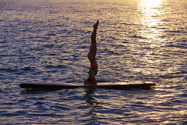 Yoga fille sur SUP Stand up Surf Board