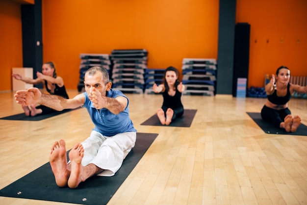 Yoga, groupe de femmes avec instructeur en mouvement