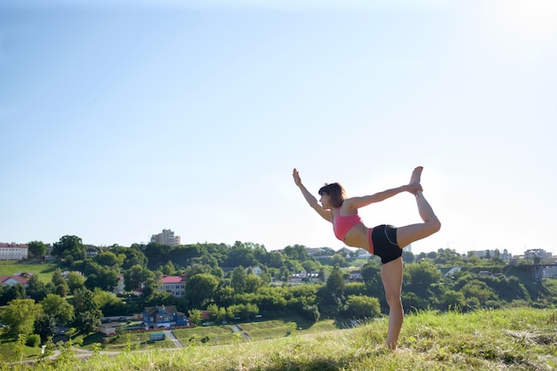 Yoga. Journée Internationale De Joga. Jolie Femme Fit Pratiquer Le Yoga En Plein Air.