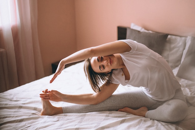 Yoga de lit de femme