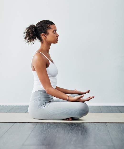 Photo le yoga m'aide tellement dans la vie photo d'une jeune femme sportive pratiquant le yoga