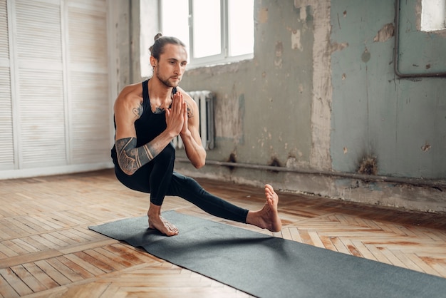 Yoga masculin en classe, formation d'équilibre