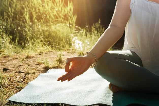 yoga et méditation en plein air femme yogi méditant dans la nature