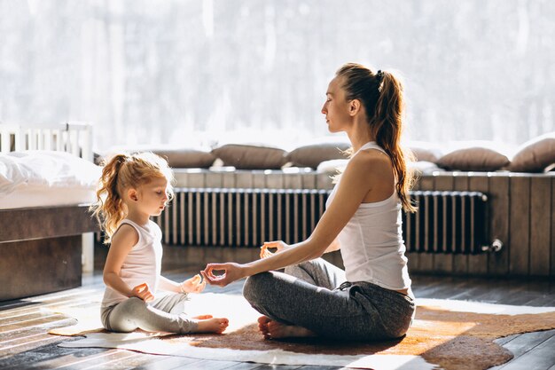 Yoga mère et fille à la maison