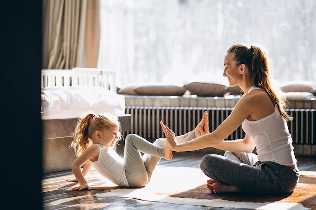 Yoga mère et fille à la maison
