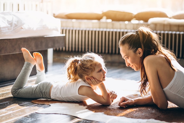 Yoga mère et fille à la maison