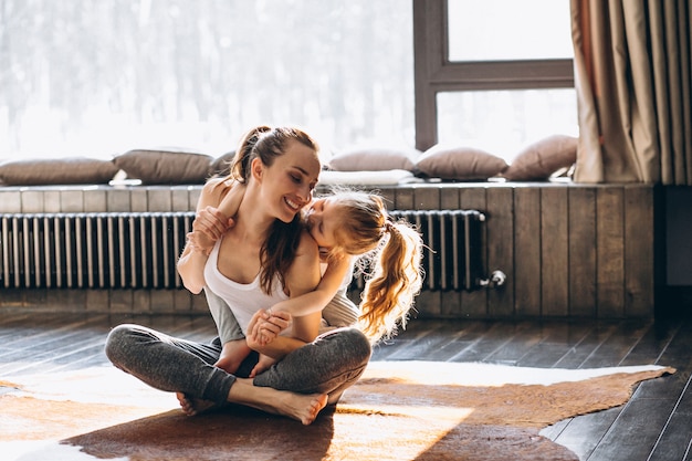 Yoga mère et fille à la maison