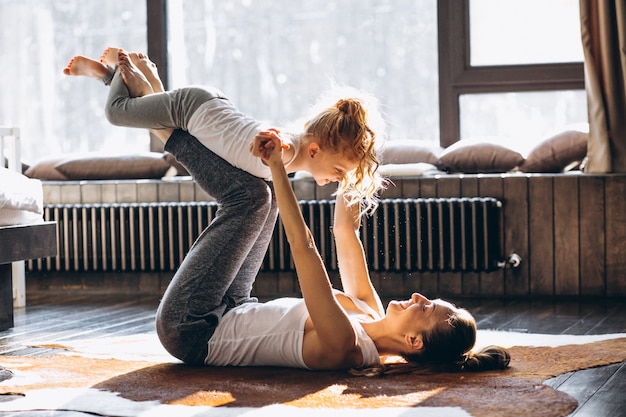 Yoga mère et fille à la maison