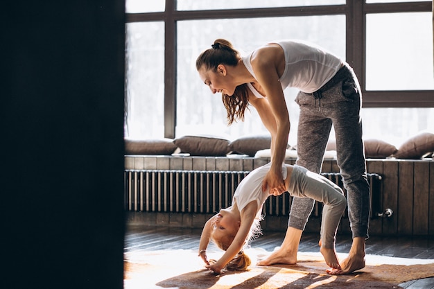 Yoga mère et fille à la maison