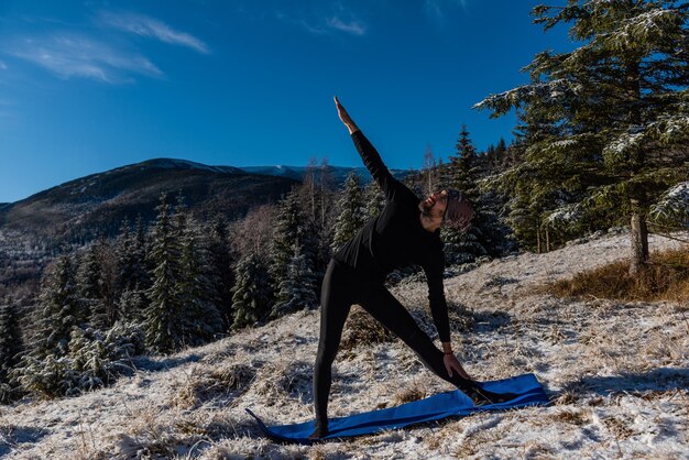 Yoga de motivation sur les collines de la montagne