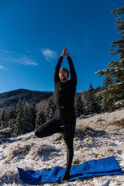 Yoga de motivation sur les collines de la montagne