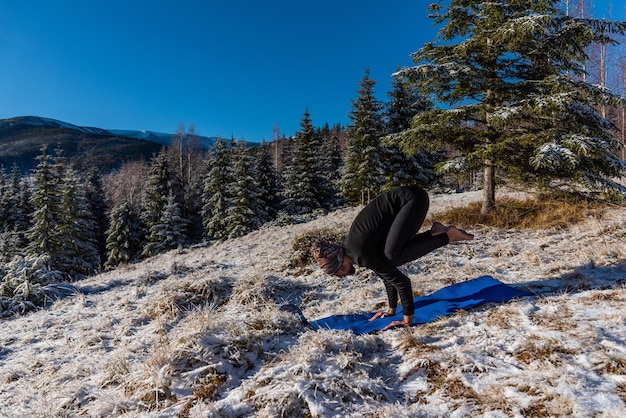 Yoga de motivation sur les collines de la montagne