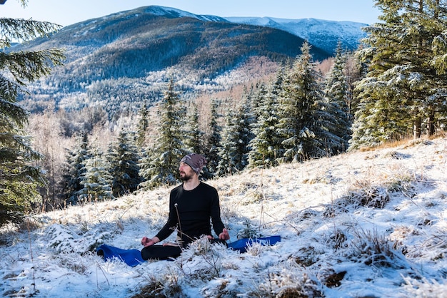 Yoga de motivation sur les collines de la montagne